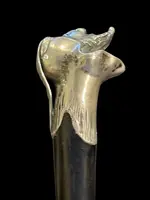 Canne avec un pommeau en argent massif représentant la tête penchée de Méphisto.