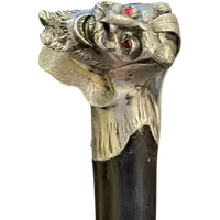 Canne avec un pommeau en argent massif représentant la tête penchée de Méphisto.