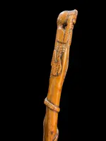Canne traditionnelle en bois d'une seule pièce, sculptée d'un jaguar attaquant un serpent.