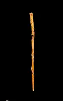 Canne traditionnelle en bois d'une seule pièce, sculptée d'un jaguar attaquant un serpent.
