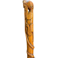 Canne traditionnelle en bois d'une seule pièce, sculptée d'un jaguar attaquant un serpent.