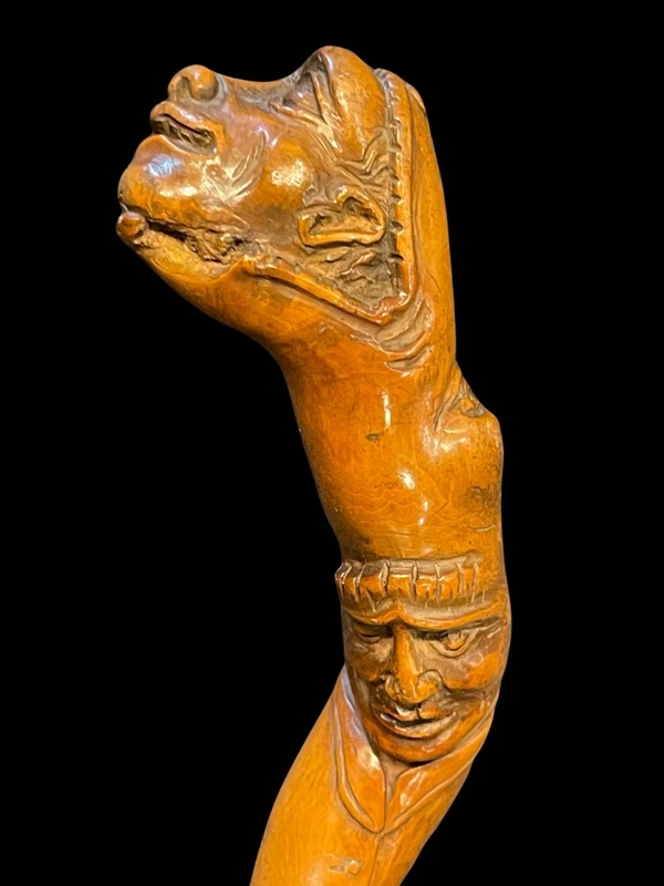 Bastone popolare in legno di bosso con due figure grottesche e serpente.