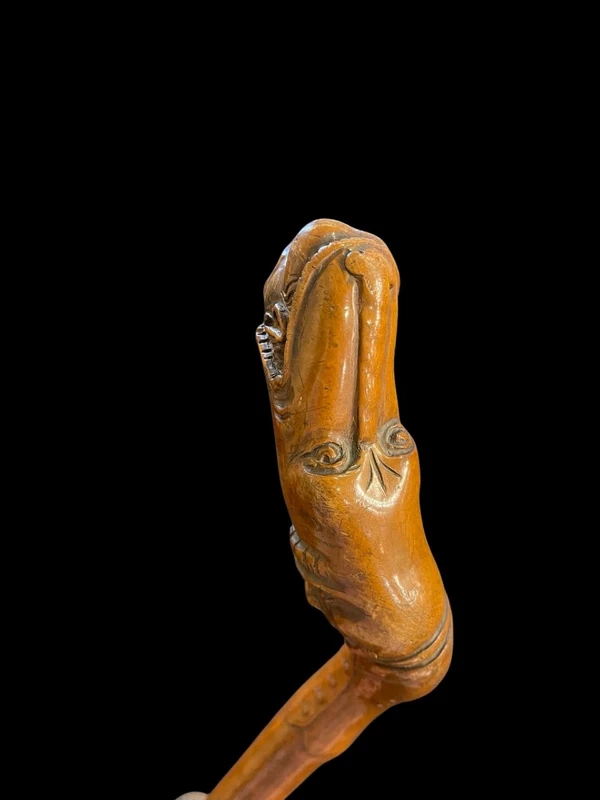 Bastone popolare in legno di bosso con due figure grottesche e serpente.