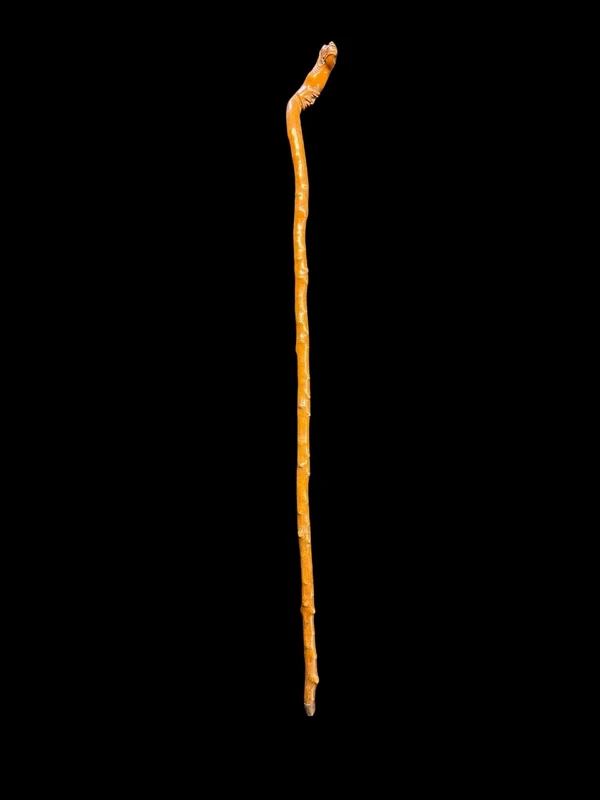 Bastone popolare in legno di bosso con due figure grottesche e serpente.