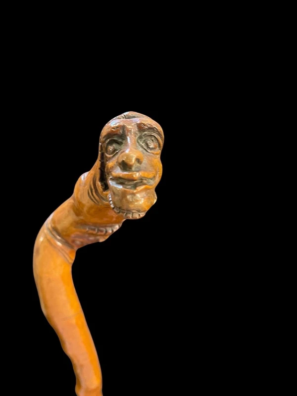 Bastone popolare in legno di bosso con due figure grottesche e serpente.