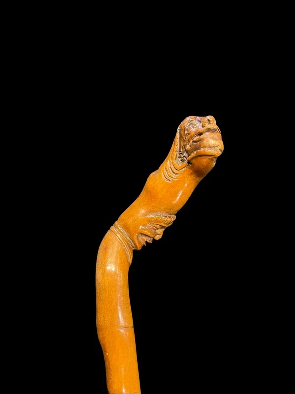 Bastone popolare in legno di bosso con due figure grottesche e serpente.