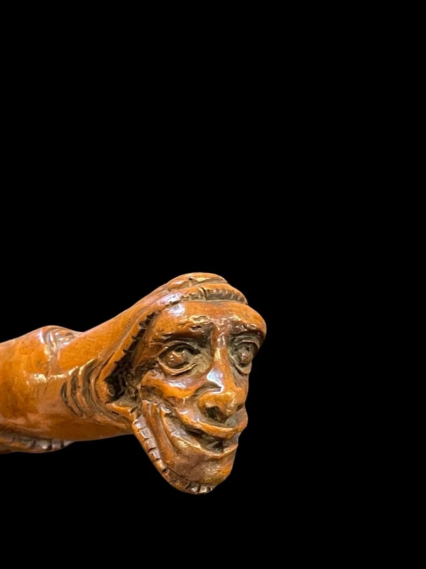 Bastone popolare in legno di bosso con due figure grottesche e serpente.