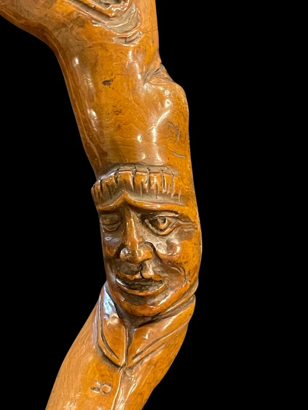 Bastone popolare in legno di bosso con due figure grottesche e serpente.