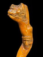Bastone popolare in legno di bosso con due figure grottesche e serpente.