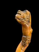 Bastone popolare in legno di bosso con due figure grottesche e serpente.