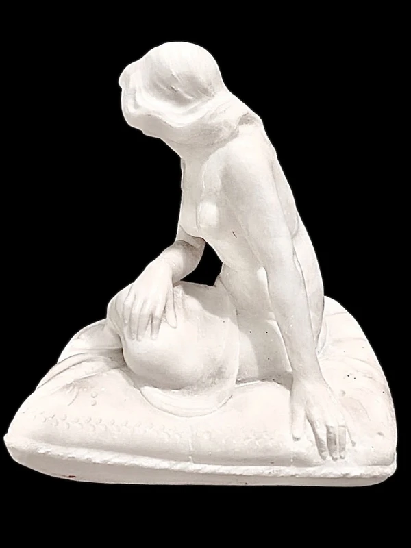 Sculpture en marbre représentant un nu féminin voilé, signée Eugenio Battiglia (1858-1941).