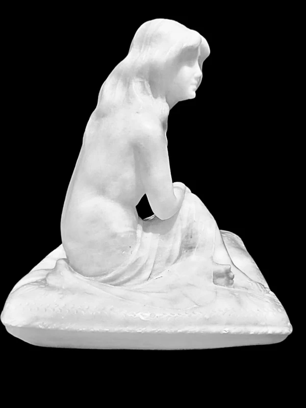 Sculpture en marbre représentant un nu féminin voilé, signée Eugenio Battiglia (1858-1941).