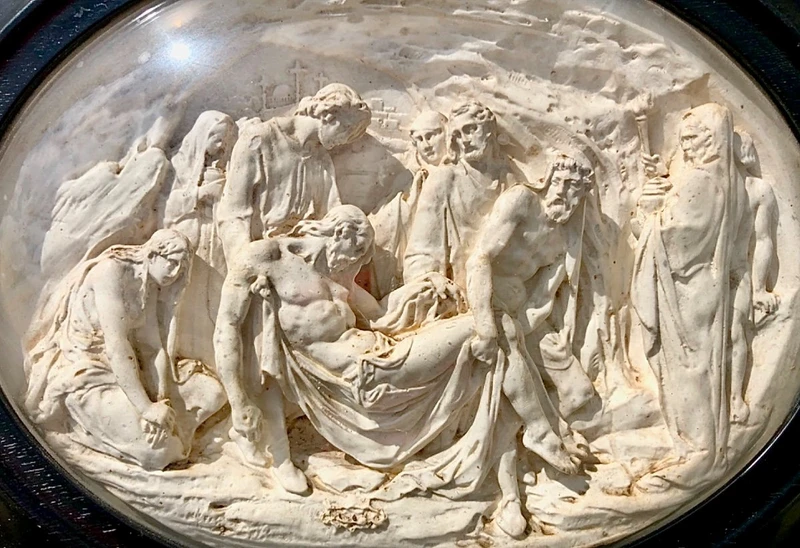 Bas-relief en mousse de mer (magnésite) représentant la Déposition du Christ. France.