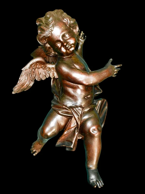 Paire d'anges en bois sculpté, non peints, à accrocher au mur. Ligurie.