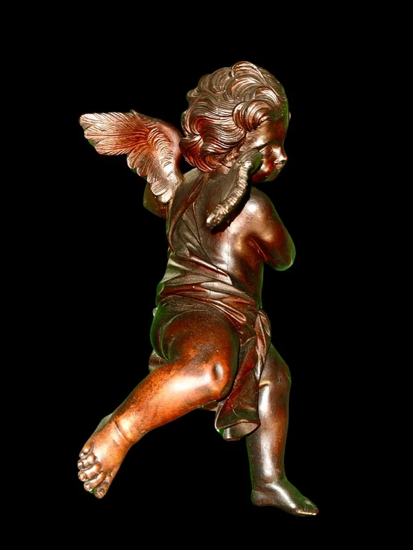 Paire d'anges en bois sculpté, non peints, à accrocher au mur. Ligurie.