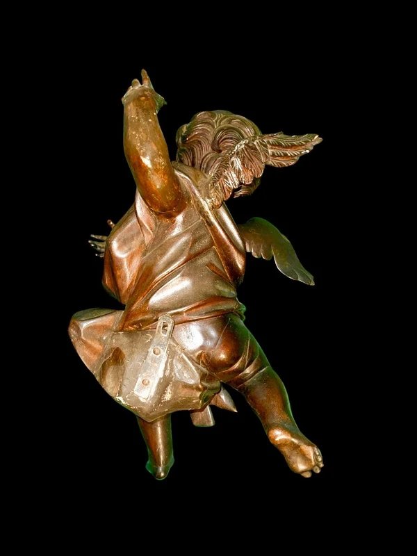 Paire d'anges en bois sculpté, non peints, à accrocher au mur. Ligurie.