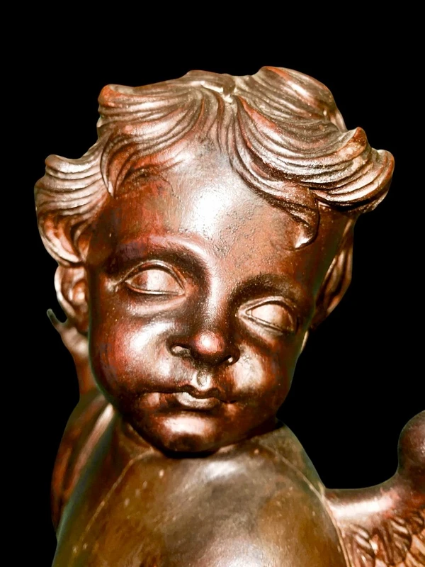 Paire d'anges en bois sculpté, non peints, à accrocher au mur. Ligurie.