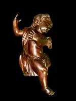 Paire d'anges en bois sculpté, non peints, à accrocher au mur. Ligurie.
