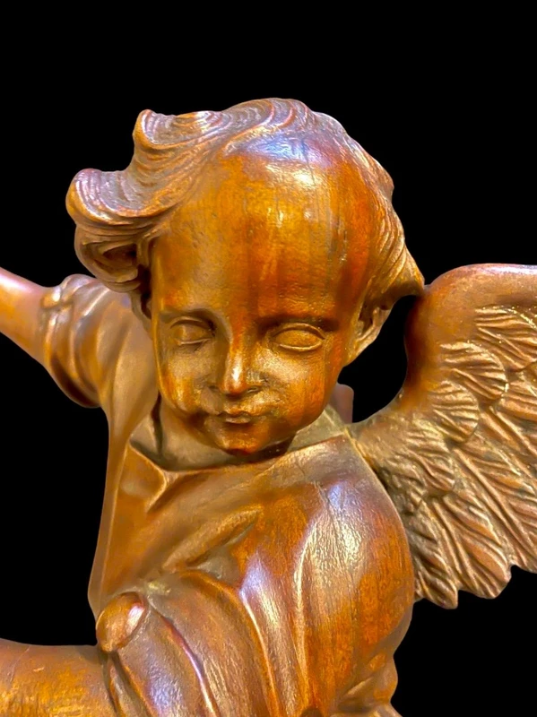 Paire d'anges en pied sculptés dans le bois. Ligurie.