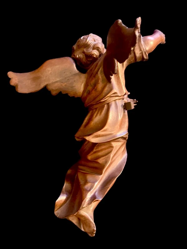 Paire d'anges en pied sculptés dans le bois. Ligurie.