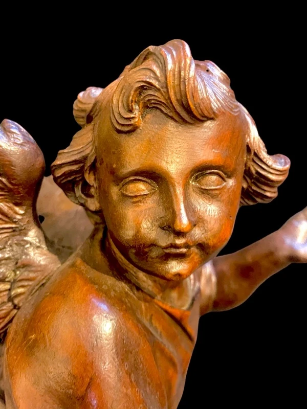 Paire d'anges en pied sculptés dans le bois. Ligurie.