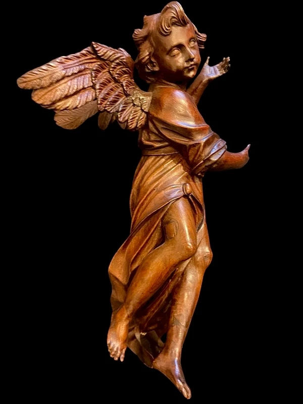 Paire d'anges en pied sculptés dans le bois. Ligurie.