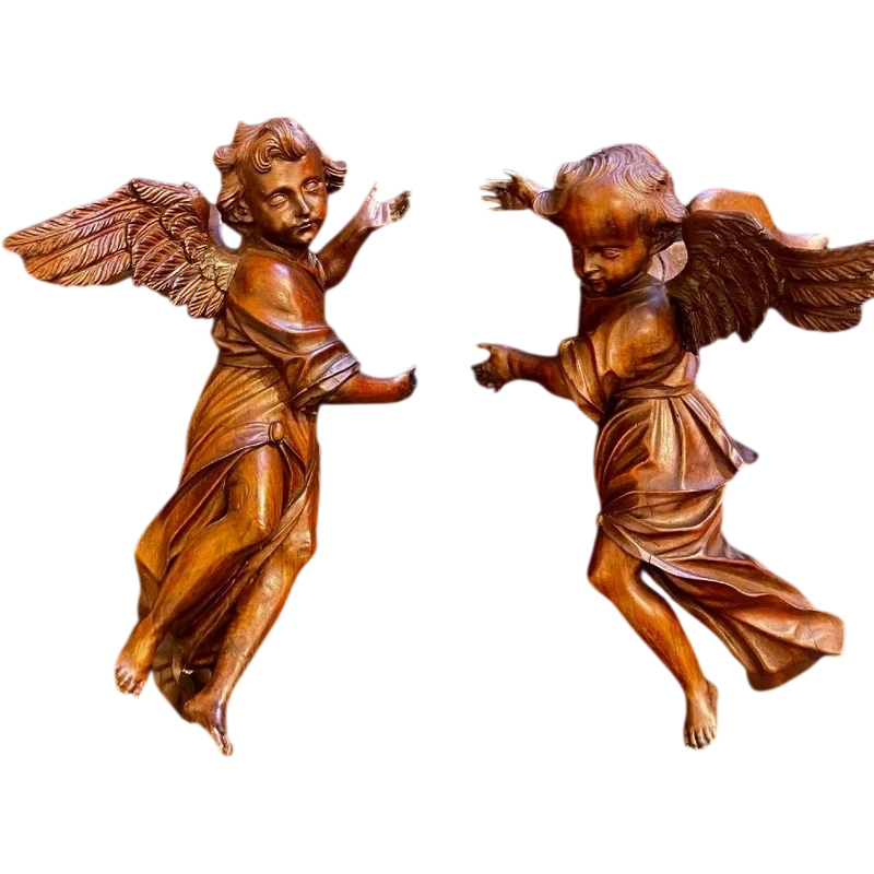 Paire d'anges en pied sculptés dans le bois. Ligurie.