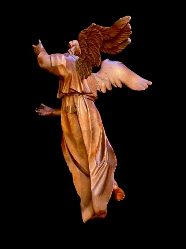Paire d'anges en pied sculptés dans le bois. Ligurie.