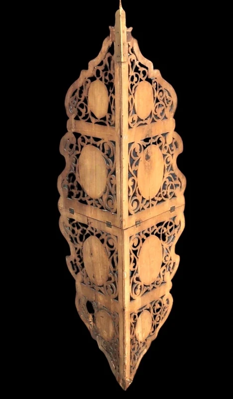 Applique murale d'angle « Etagere » en bois ajouré, à trois étagères, ornée de médaillons représentant des scènes populaires.