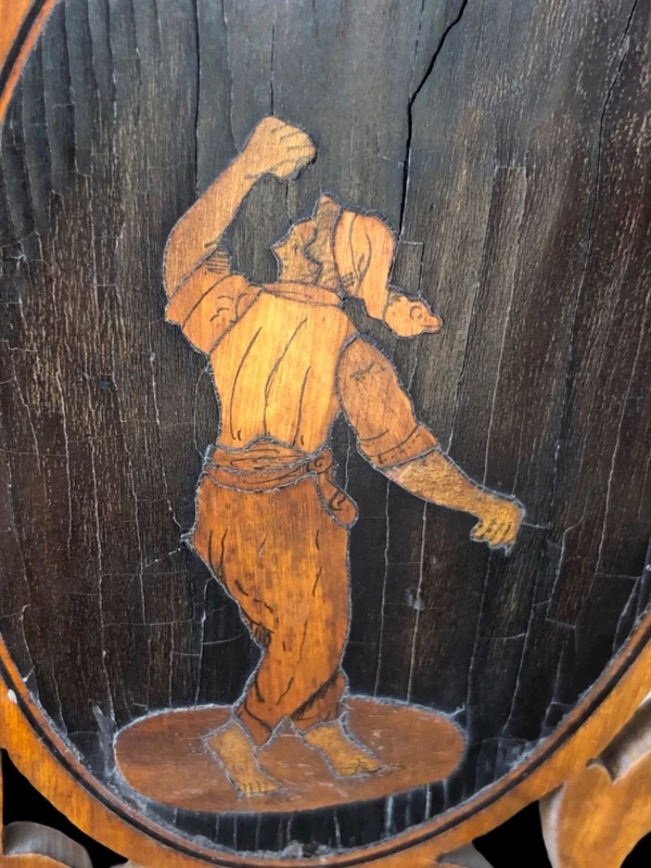 Applique murale d'angle « Etagere » en bois ajouré, à trois étagères, ornée de médaillons représentant des scènes populaires.
