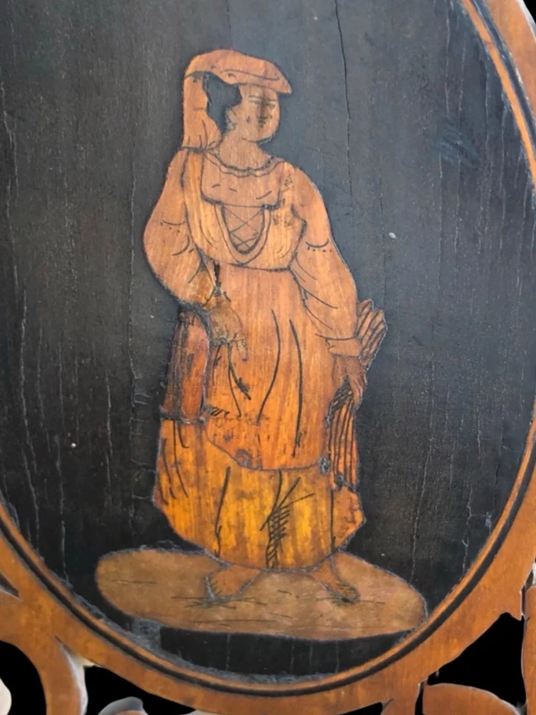 Applique murale d'angle « Etagere » en bois ajouré, à trois étagères, ornée de médaillons représentant des scènes populaires.