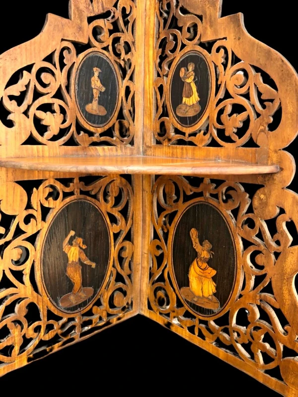 Applique murale d'angle « Etagere » en bois ajouré, à trois étagères, ornée de médaillons représentant des scènes populaires.