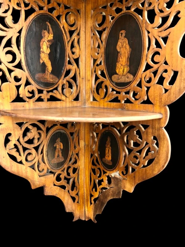 Applique murale d'angle « Etagere » en bois ajouré, à trois étagères, ornée de médaillons représentant des scènes populaires.
