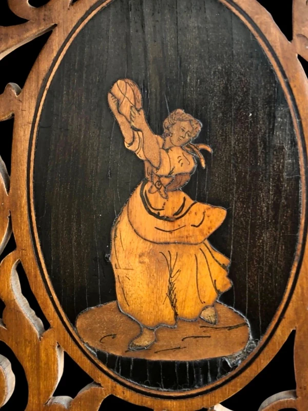 Applique murale d'angle « Etagere » en bois ajouré, à trois étagères, ornée de médaillons représentant des scènes populaires.