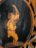 Applique murale d'angle « Etagere » en bois ajouré, à trois étagères, ornée de médaillons représentant des scènes populaires.