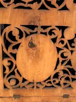 Applique murale d'angle « Etagere » en bois ajouré, à trois étagères, ornée de médaillons représentant des scènes populaires.