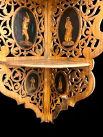 Applique murale d'angle « Etagere » en bois ajouré, à trois étagères, ornée de médaillons représentant des scènes populaires.