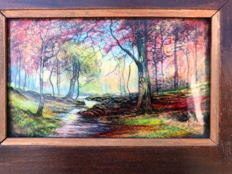 Peinture sur émail représentant un paysage avec une rivière. Signée Jules Sarlandie. Limoges, France.
