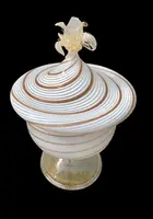Vase avec couvercle et poignée en forme de fleur, en verre soufflé strié en spirale,