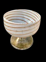 Vase avec couvercle et poignée en forme de fleur, en verre soufflé strié en spirale,