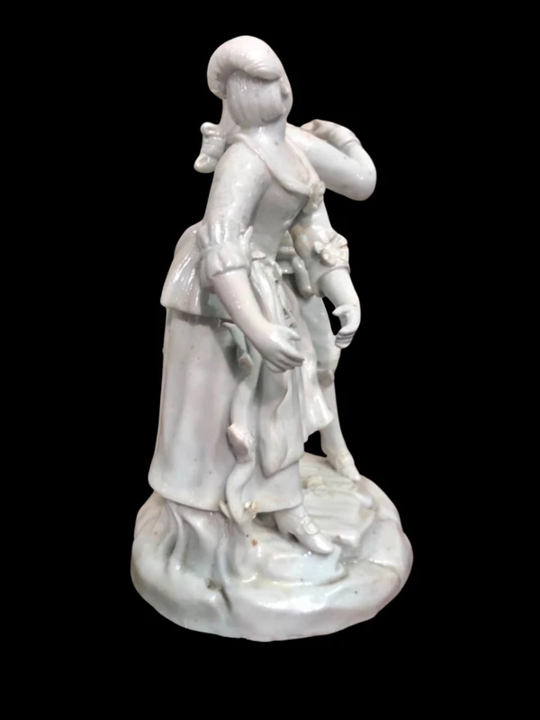 Sculpture représentant une scène galante, en porcelaine blanche. Manufacture Antonibon, Nove di Bassano.