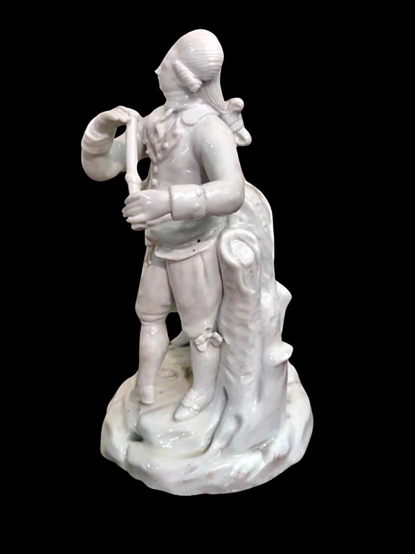 Sculpture représentant une scène galante, en porcelaine blanche. Manufacture Antonibon, Nove di Bassano.