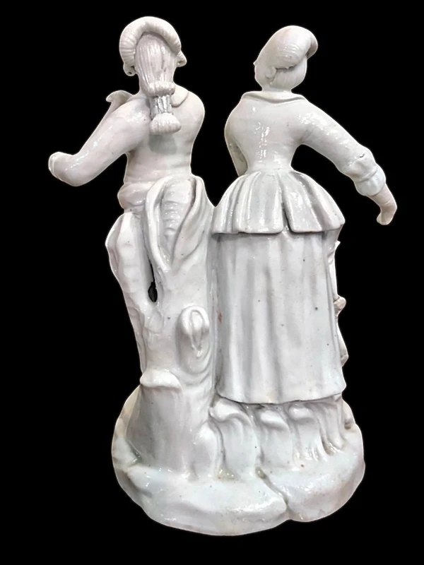 Sculpture représentant une scène galante, en porcelaine blanche. Manufacture Antonibon, Nove di Bassano.