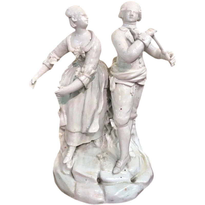 Sculpture représentant une scène galante, en porcelaine blanche. Manufacture Antonibon, Nove di Bassano.