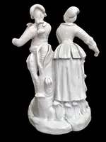 Sculpture représentant une scène galante, en porcelaine blanche. Manufacture Antonibon, Nove di Bassano.