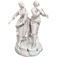 Sculpture représentant une scène galante, en porcelaine blanche. Manufacture Antonibon, Nove di Bassano.