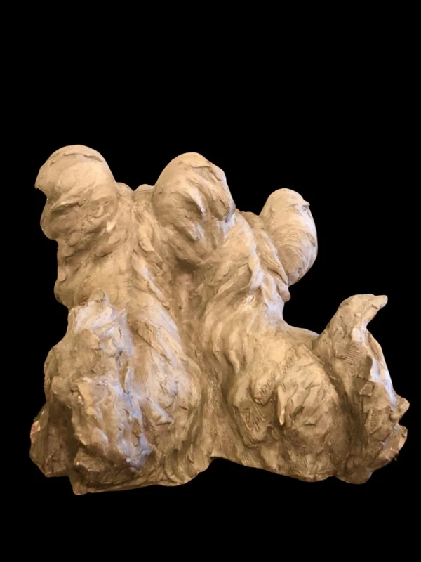 Sculpture représentant un couple de chiens en terre cuite, avec un socle en bois.