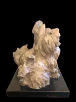 Sculpture représentant un couple de chiens en terre cuite, avec un socle en bois.