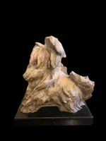 Sculpture représentant un couple de chiens en terre cuite, avec un socle en bois.