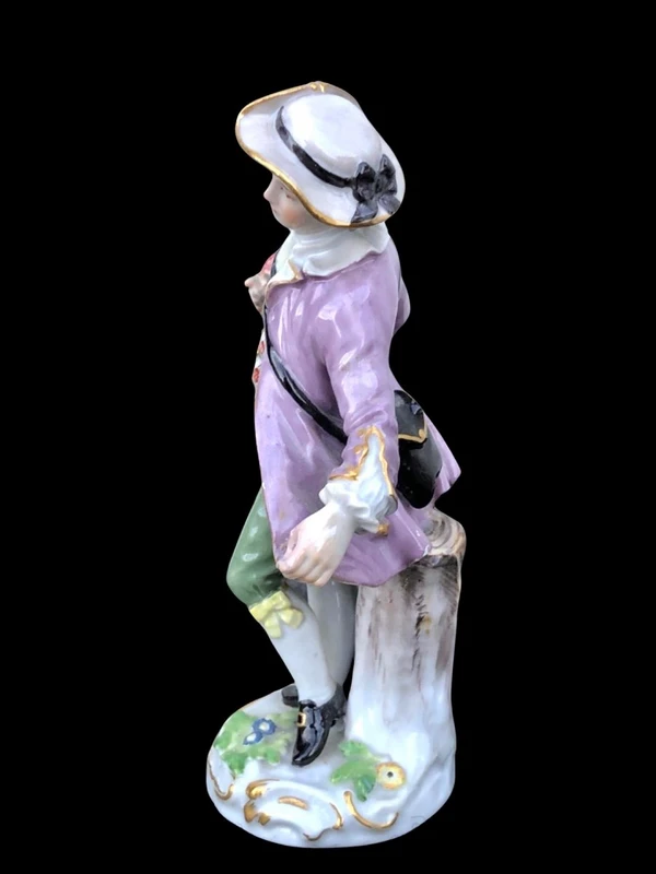 Statuina in porcellana raffigurante personaggio maschile con gelato.Meissen.Germania.